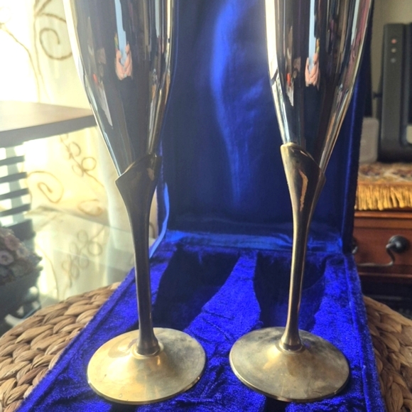 Set of 2 Vint. Solid Brass Stemmed Tulip CHAMPAGNE FLUTES In Velvet Box - Picture 3 of 11